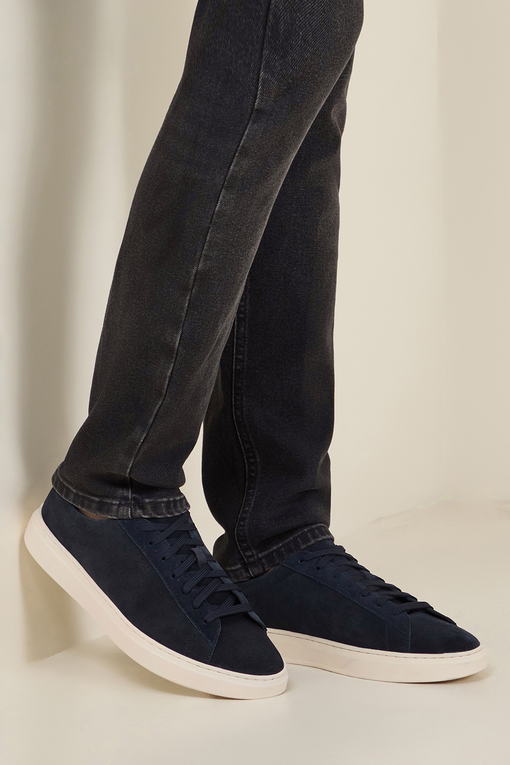 תמונת כל הלוק של נעלי סניקרס